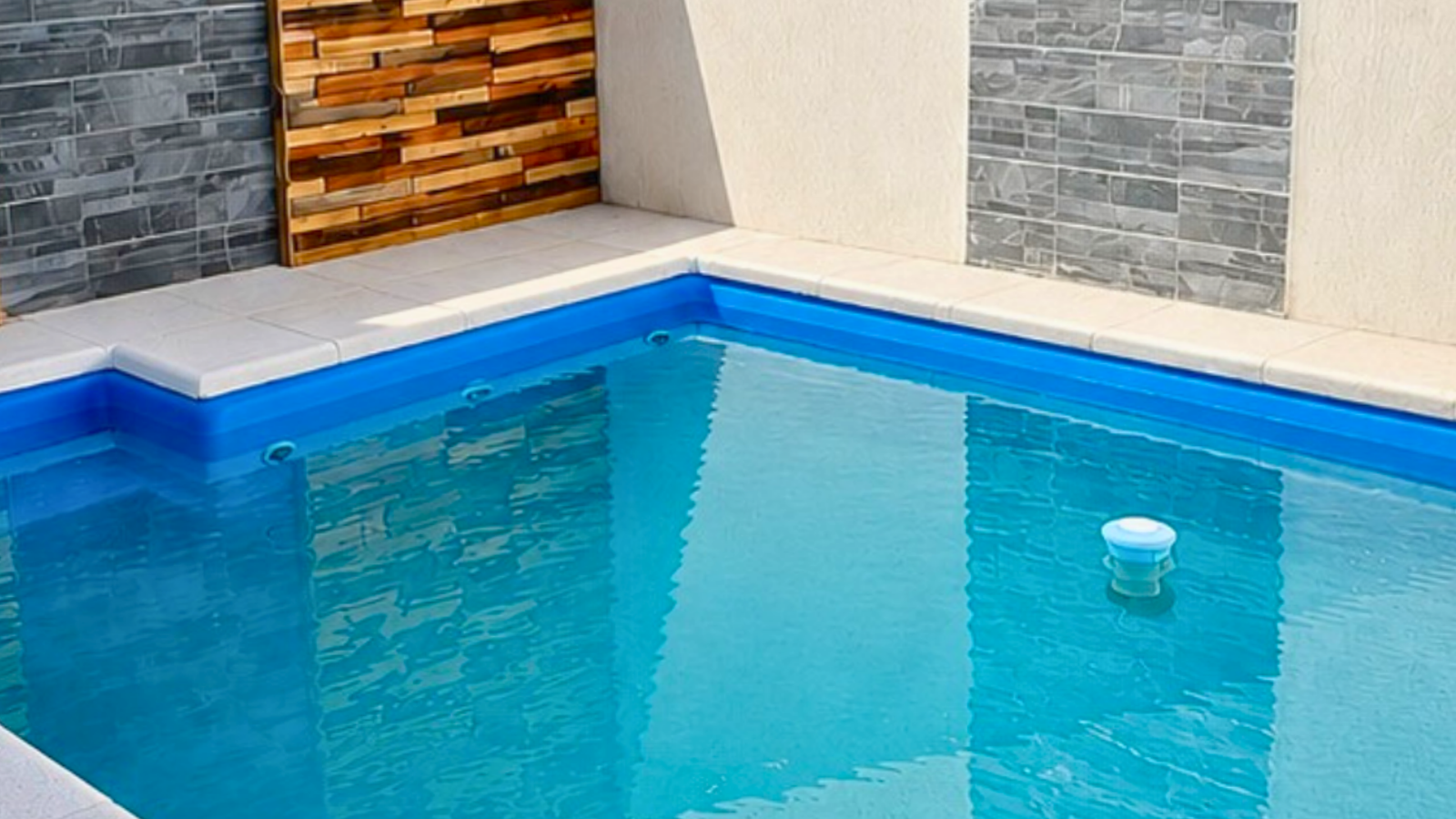 Pileta privada y patio